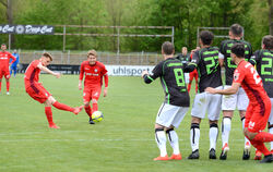 Tim Schwaiger (links) beim Freistoß – das war eine von lediglich drei Reutlinger Halbchancen.   FOTO: PIETH