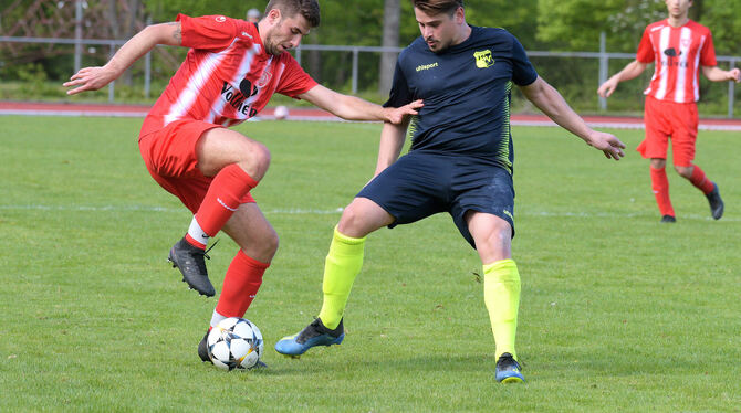 Sascha Behrendt (links) vom TV Unterhausen im Zweikampf mit Mert Tüzün, der für den TSV Riederich den 2:0-Endstand erzielte.  FO