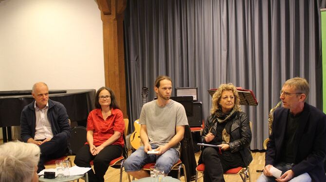 Thomas Poreski (von links), Susanne Häcker, Timo  Heimberger, Beate Müller-Gemmeke und David Allison diskutierten auf dem Podium