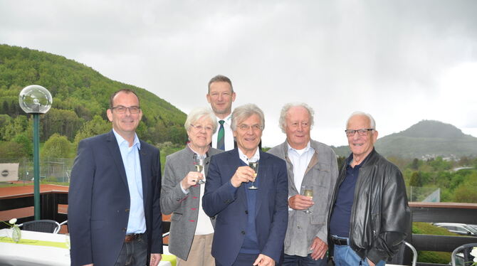 Auf den Club: (von links) Jürgen Heckel, Gisela Ebensperger, Alexander Schweizer, Eberhard Geiger, Hanns Kärcher, Ernst Becker.