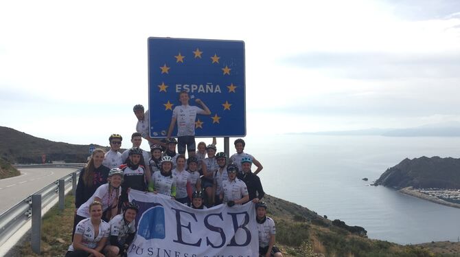 Endlich in Spanien: Die ESB-Radler genießen an der iberischen Landesgrenze den Meerblick.  FOTO: ESB
