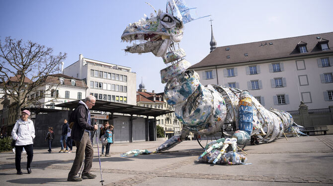 Ein riesiges Monster aus Plastik, das von Greenpeace in den Ozeanen und an den Stränden geborgen wurde, bei einer Veranstaltung