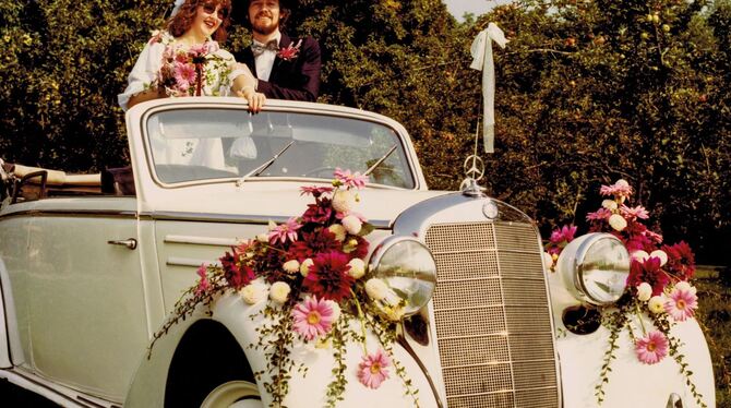 Das Paar im geschmückten Hochzeitauto ist  im Heimatmuseum zu sehen.  FOTO: SV