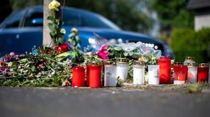 Blumen und Kerzen stehen an der Unfallstelle