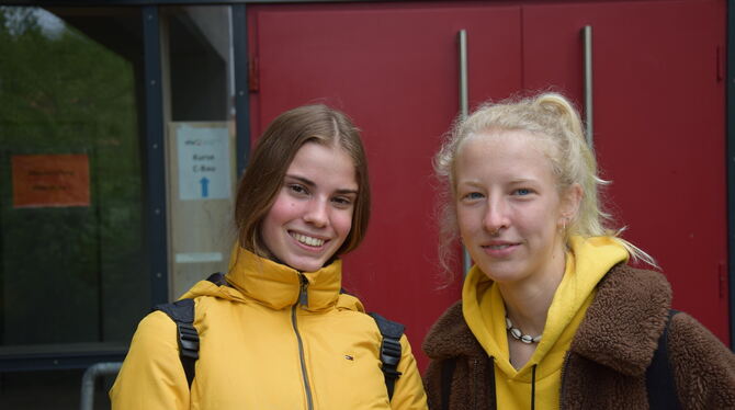 Eva Elser (links) und Greta Ruhrmann freuen sich auf die Zeit nach dem Abi.  FOTO: CONRADT