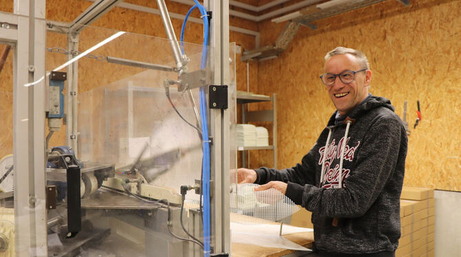 Andreas Bez arbeitet in der Werkstatt der Bruderhaus-Diakonie in Buttenhausen. Hier findet er gute Arbeitsbedingungen.  FOTO: BL