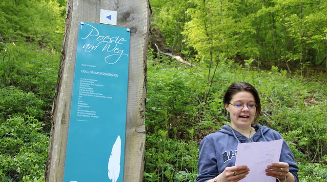 Die Preisträgerin Birgit Kleimaier aus Grafenberg trägt an Stele 5 des Bad Uracher Poesieweges das Gedicht des Jahres vor: Urac