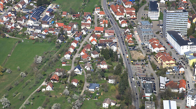 Bisher enden die beiden Äste der Hindenburgstraße in zwei Feldwegen (siehe links unten). Sie sollen ausgebaut und verbunden werd