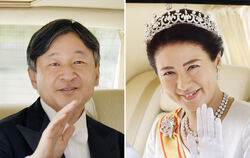 Das neue japanische Kaiserpaar, Kaiser Naruhito und Kaiserin Masako, nach der Inthronisierung. Naruhito hat den Chrysanthemen-Th