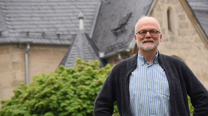 Pfarrer Bernd Rexer vor seinem neuen Arbeitsplatz: der uralten Johanneskirche von Wannweil. Sie war mit ein Grund, warum er sich Pfarrer Bernd Rexer vor seinem neuen Arbeitsplatz: der uralten Johanneskirche von Wannweil. Sie war mit ein Grund, warum er sich