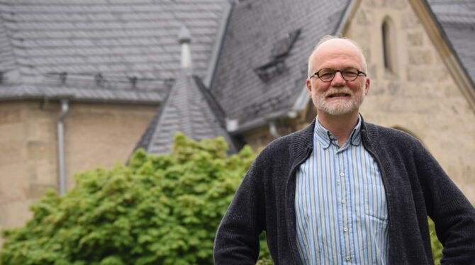 Pfarrer Bernd Rexer vor seinem neuen Arbeitsplatz: der uralten Johanneskirche von Wannweil. Sie war mit ein Grund, warum er sich