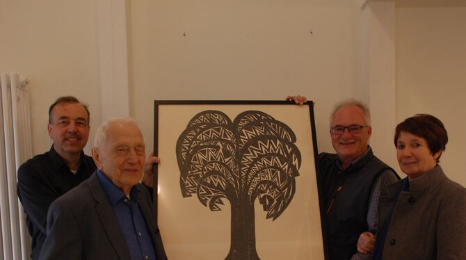 Professor Wolfgang Voelter (vorne links) und seine Frau Heide haben den Palmen-Holzschnitt von HAP Grieshaber an Stadtarchivar R