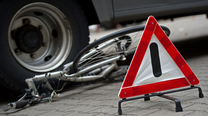 Ein zerstörtes Fahrrad unter den Hinterrädern eines Lkw. Mit der »Aktion Abbiegeassistent« will das Bundesverkehrsministerium di