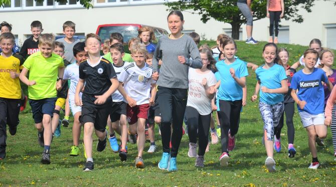 Laufen mit Hindernisläuferin Elena Burkard: Die Pliezhäuser Kinder waren offensichtlich begeistert.  FOTO: WALKER