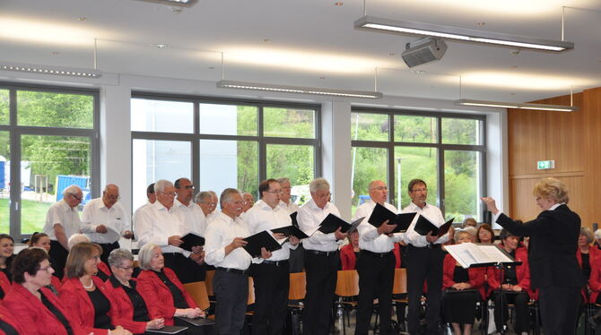 Die Frauen haben mal kurz Pause: In den Reihen des Gesangvereins Eningen hat sich auch ein Männerchor formiert.  FOTO: BIMEK