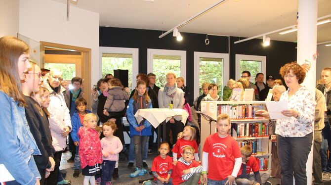 Zur Eröffnung der Sirchinger Bücherei singen die Musikflöhe.  FOTO: OECHSNER
