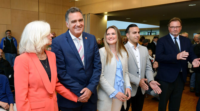 Der alte und neue Bürgermeister Thomas Hölsch mit Ehefrau Andrea und Tochter Adrienne nach der Wahl. FOTO: PIETH