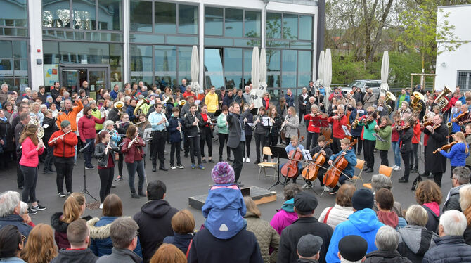 Aufführung der Europahymne mit zahlreichen Beteiligten auf dem Löwensteinplatz. FOTOS: MEYER