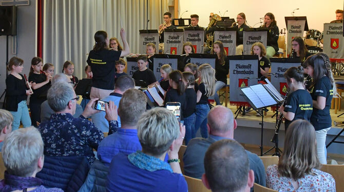 Einstand von Jasmin Restle als Dirigentin der Jugendkapelle Ohmenhausen. FOTO: MEYER