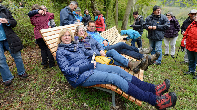 Kompetente Testliegerinnen: Baubürgermeisterin Ulrike Hotz (links) und Bezirksbürgermeisterin Christel Pahl probierten ein Bänkl Kompetente Testliegerinnen: Baubürgermeisterin Ulrike Hotz (links) und Bezirksbürgermeisterin Christel Pahl probierten ein Bänkl