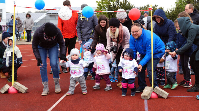 Mit der Hilfe ihrer Eltern nehmen sogar die Allerkleinsten am Lauf teil. FOTO: PRIVAT