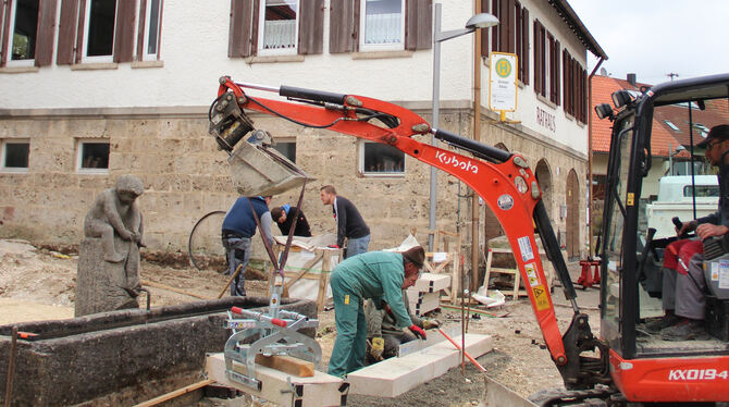 Arbeitseinsatz am Samstag: Gächinger gestalten ihren Dorfplatz neu. FOTO: DEWALD