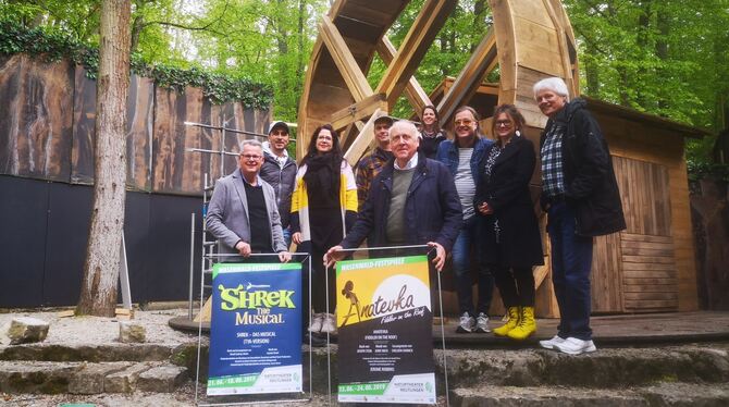 Auf der Bühne des Naturtheaters vor dem »Rad des Lebens« (von links):  Rainer Kurze, Irfan Kars, Claudia Schickler, Oliver Kräme