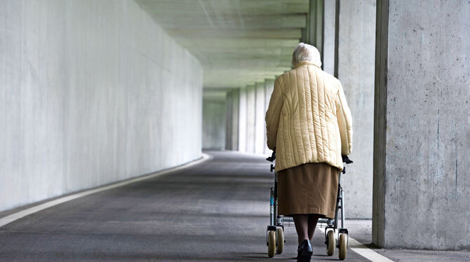 Wenn Senioren den Heimweg nicht mehr finden, kann ein kleines Gerät helfen, mit dem sie zu orten sind.  FOTO: DPA
