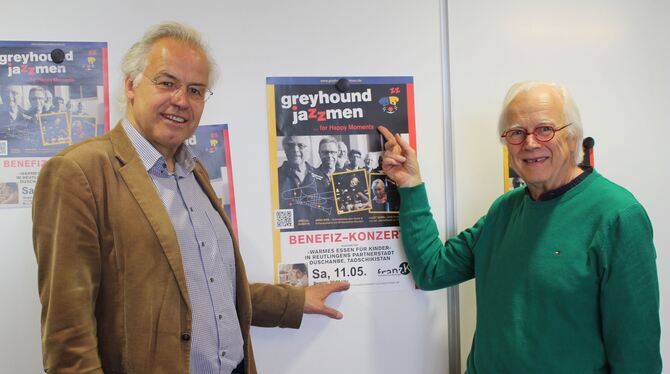 Kulturamtsleiter Dr. Werner Ströbele (links) und Bandleader Karl-Hermann Geiger rühren die Werbetrommel.  FOTO: SPIESS