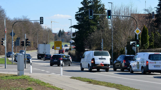 An der Ortsdurchfahrt Redemann-Kreuzung soll es leiser werden. Foto: Niethammer An der Ortsdurchfahrt Redemann-Kreuzung soll es leiser werden. Foto: Niethammer