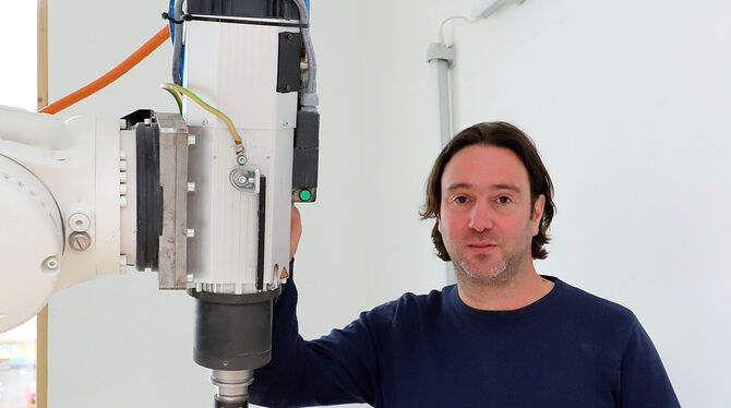 BEC-Geschäftsführer Matthias Buck und einer seiner Fertigungsroboter. Mit einem ähnlichen Modell wurde der 500 Quadratmeter groß