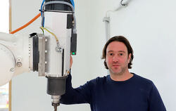 BEC-Geschäftsführer Matthias Buck und einer seiner Fertigungsroboter. Mit einem ähnlichen Modell wurde der 500 Quadratmeter groß