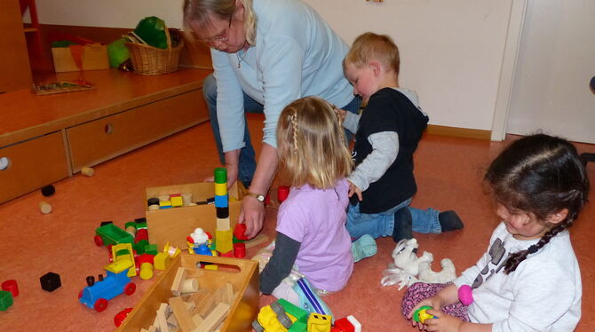 Der Kindergarten Mozartstraße heute mit Kindergartenleiterin Ilse Walker.  FOTO: WEBER