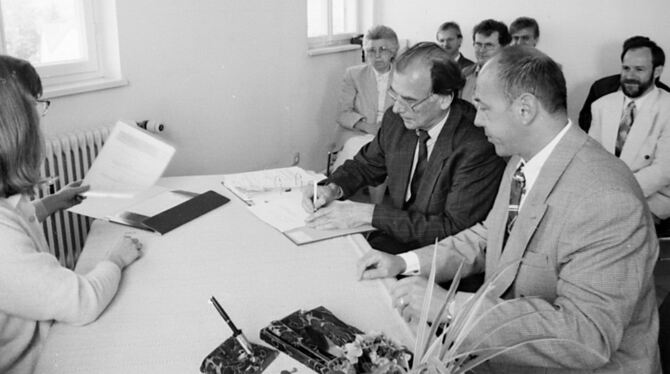 Ein historischer Moment in der Gomaringer Geschichte: Bürgermeister Manfred Schmiderer (rechts) und Hans-Jörg Ehret, Leiter des