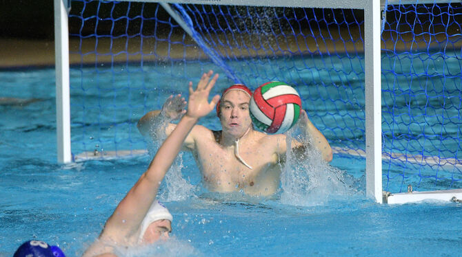 SSG-Torhüter Tim Rach parierte im Wasserball-Derby gegen Kirchheim stark. FOTO: BAUR