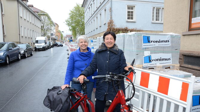 Gabriele Janz (links) und Susanne Müller in der Gartenstraße, die auf das neue Buskonzept vorbereitet wird und als Sinnbild für