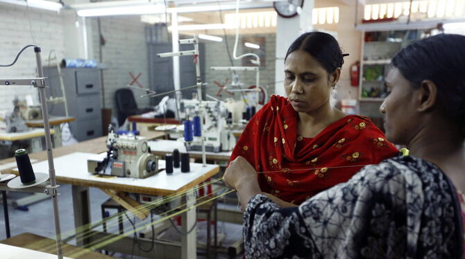 Überlebende Textilarbeiterinnen nach dem Unglück von Rana Plaza Bangladesch. Die Zustände bei der Textilproduktion in manchen Lä
