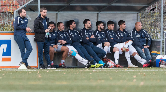 Cheftrainer Michael Konietzny (Zweiter von links) und die Pfullinger Fußballer blicken gespannt auf den Saison-Endspurt.  FOTO: