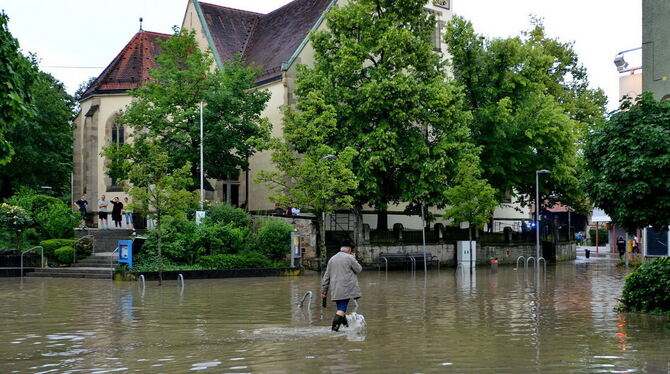 Land unter in Betzingen: Ein Maßnahmenpaket zum Hochwasserschutz soll das künftig verhindern.  FOTO: NIETHAMMER