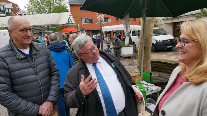 Reinhard Bütikofer(Mitte), Vorsitzender der europäischen Grünen, stellte sich auf dem Pfullinger Wochenmarkt den Fragen der Bürg