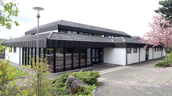 An der Bolberghalle Willmandingen müssen das Dach und die Heizung erneuert werden. FOTO: BAIER