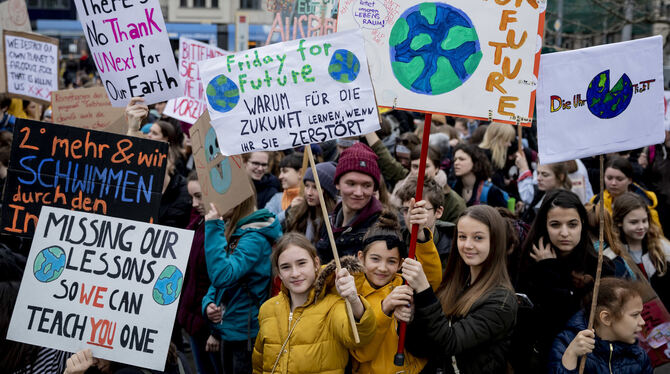 Jugendliche Teilnehmer der Klima-Kundgebung »Friday for Future« fordern in Berlin eine bessere Klimapolitik.  FOTO: DPA