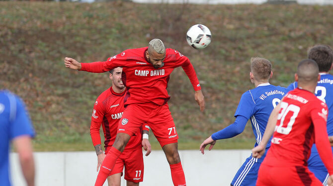 Erzielte in seinem 31. Saisonspiel sein erstes Tor für den SSV: Ruben Reisig (beim Kopfball).   FOTO: BAUR