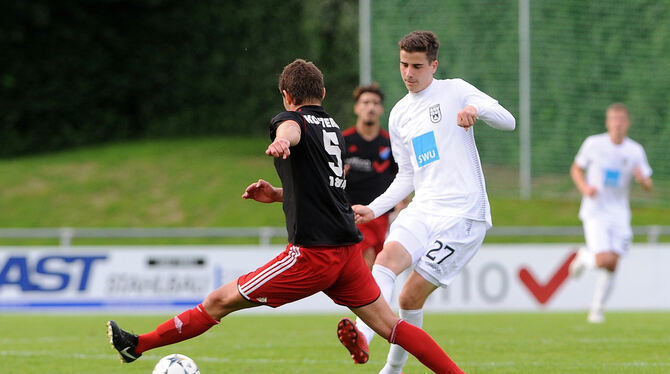 Hat einen Vertrag beim SSV Reutlingen für die nächste Saison unterschrieben: Marcel Schmitt (rechts). FOTO: EIBNER Hat einen Vertrag beim SSV Reutlingen für die nächste Saison unterschrieben: Marcel Schmitt (rechts). FOTO: EIBNER