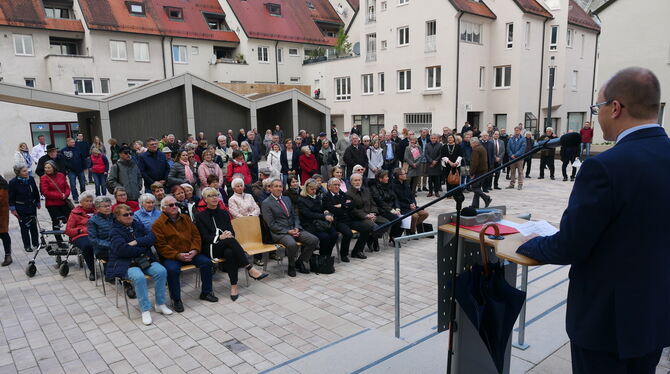 Bürgermeister Michael Schrenk begrüßte bei der Feier zur Neugestaltung des Passy-Platzes auch Gäste aus Frankreich.  FOTO: LEIST
