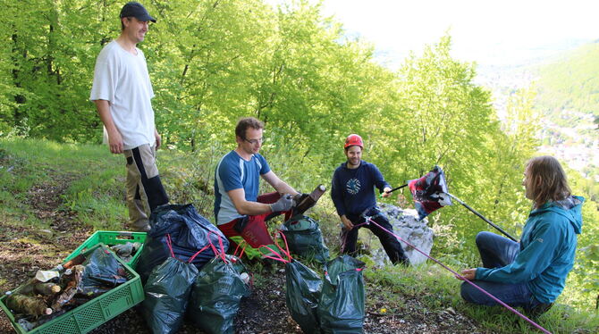 Kein leichtes Unterfangen (von links): die Mitglieder des Arbeitskreises  Klettern und Naturschutz Gaspard Maragrinos, Marcel Bü