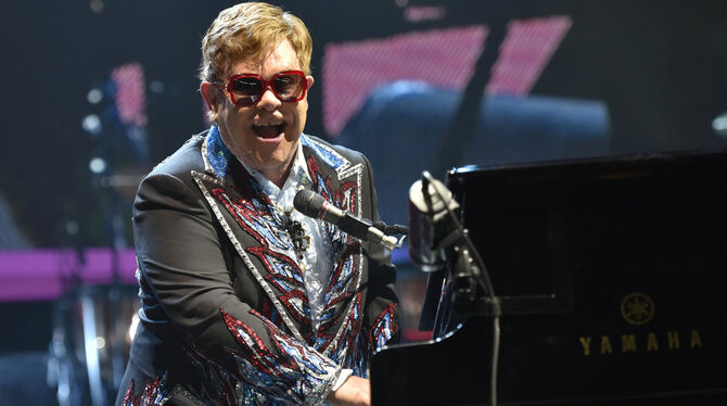 Im besten Rentenalter und doch voller Elan: Elton John ist derzeit mit seiner »Farewell«-Tournee rund um den Globus unterwegs.
