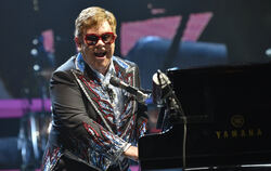   Im besten Rentenalter und doch voller Elan: Elton John ist derzeit mit seiner »Farewell«-Tournee rund um den Globus unterwegs.