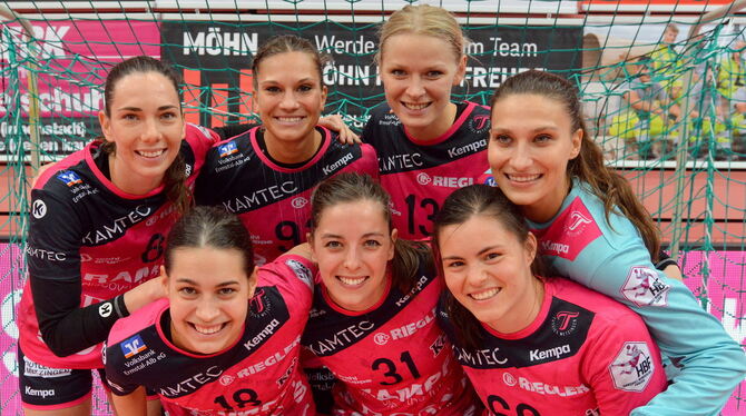 Sieben Spielerinnen bestritten ihr letztes Heimspiel für die TuS Metzingen. Hinten von links: Monika Kobylinska, Julia Behnke, S