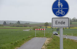Und plötzlich geht es nicht mehr weiter: Da endet der Radweg genau an der Grenze zwischen Bayern und Baden-Württemberg.  FOTO: D